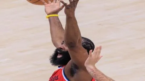 [流言板]LGD.NBW vs WB激战首局暂停，4分钟后再掀精彩对决高潮